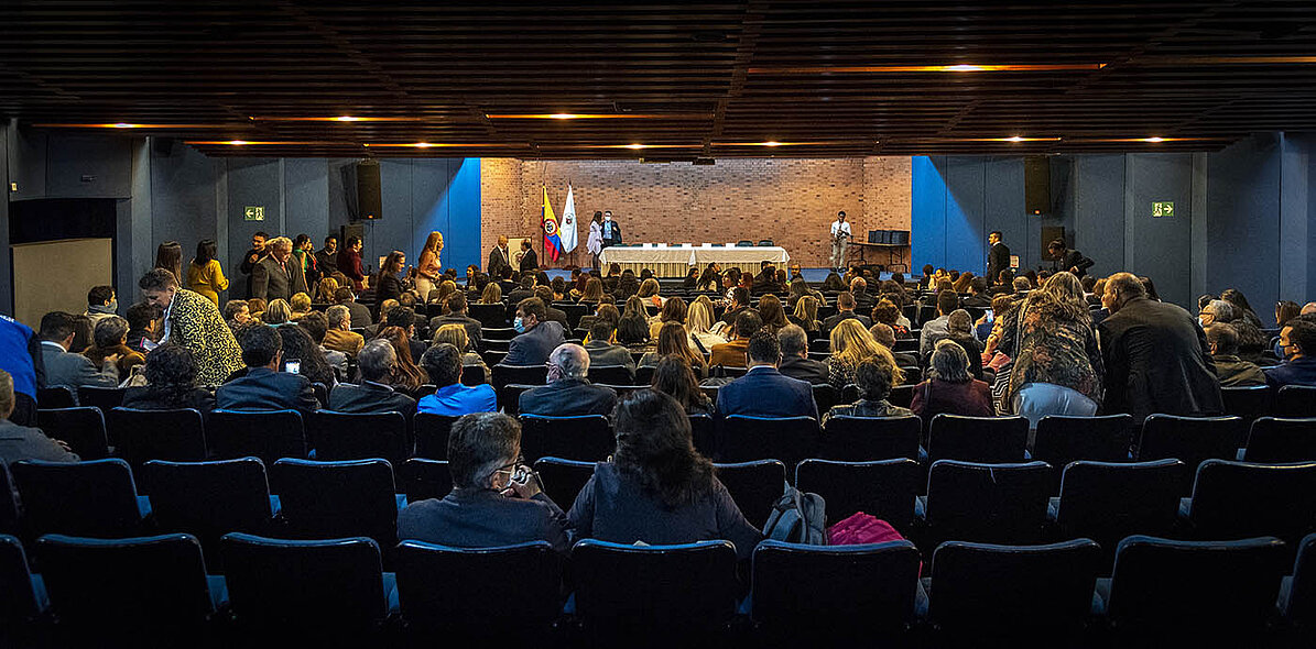Vista de espaldas del publico al interior del Auditorio Alfonso Lopez Pumarejo.