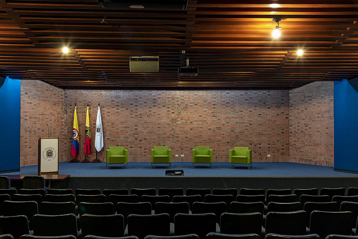 Vista de las sillas vacias al Interior Auditorio Alfonso Lopez Pumarejo.