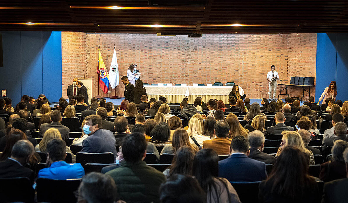 Vista de un evento con varios asistentes al interior del Auditorio Alfonso Lopez Pumarejo.